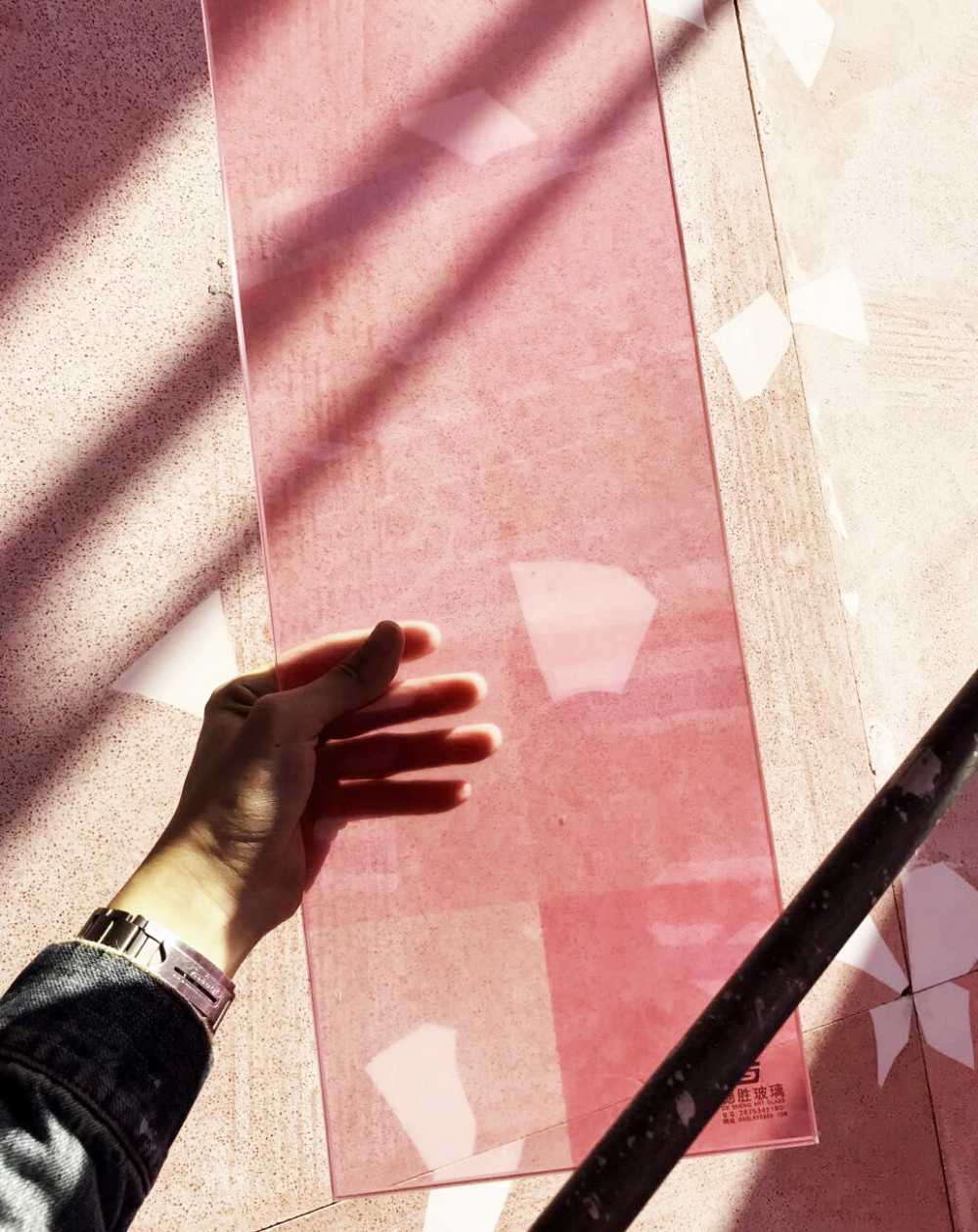 Cuerpo escalera rosa con cristal de colores