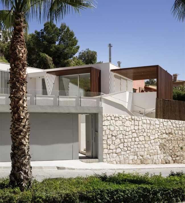 Villa contemporanea in pannelli prefabbricati in pietra e legno