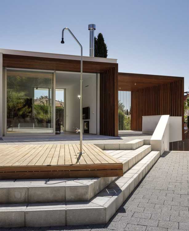 Villa contemporanea in pannelli prefabbricati in pietra e legno