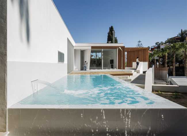 Piscina di una villa moderna