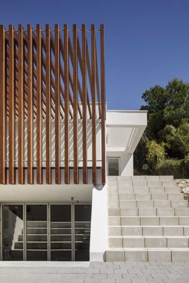 Villa contemporanea in pannelli prefabbricati in pietra e legno