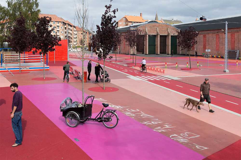 Aire de jeux avec un revêtement coloré