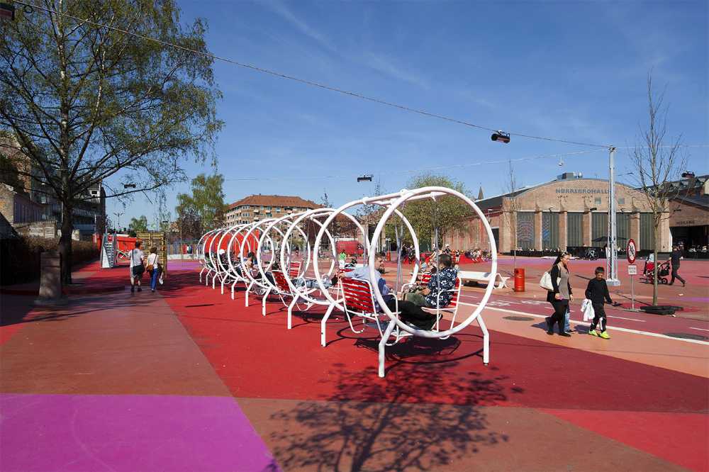 Aire de jeux avec un revêtement coloré