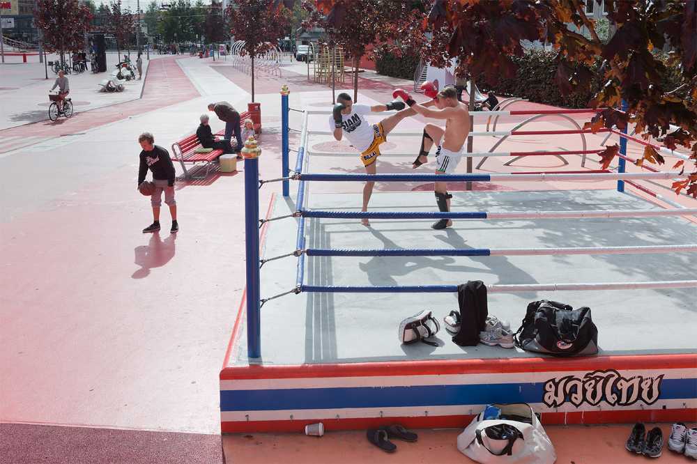 Aire de jeux avec un revêtement coloré