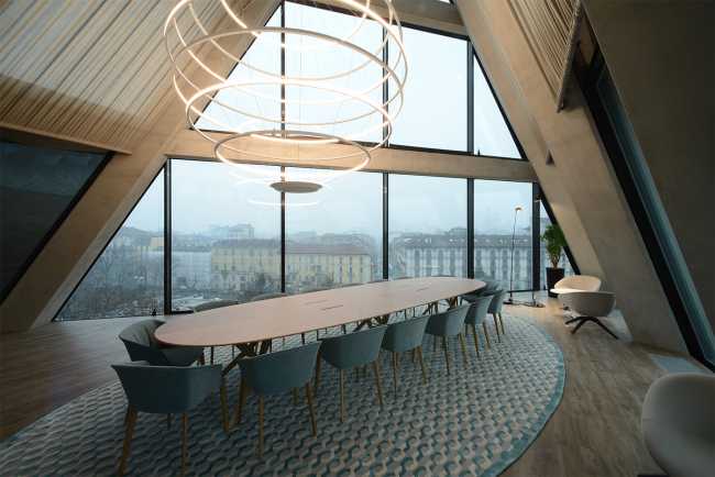 Sala riunioni con vetrata Microsoft House