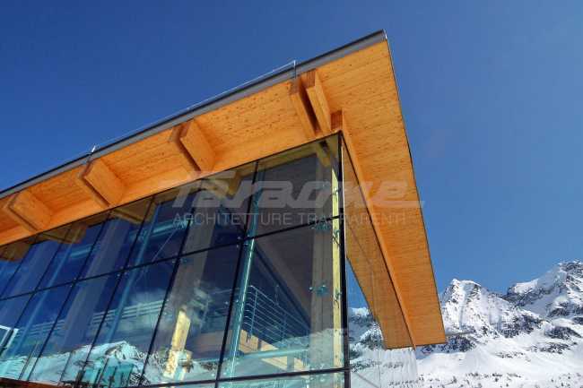 Refuge with glass facades
