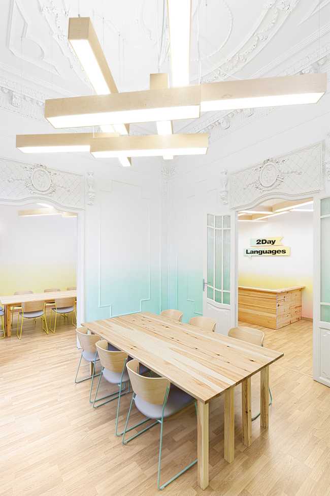 Interior de madera y blanco para una escuela de idiomas