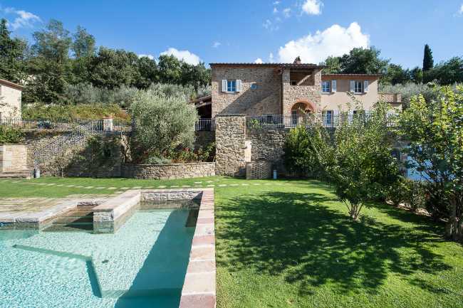 exterior piscina revestimiento piedra