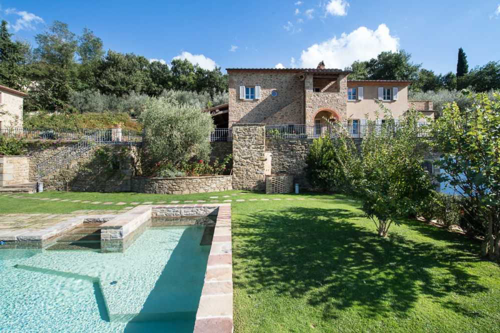 esterno piscina struttura in pietra