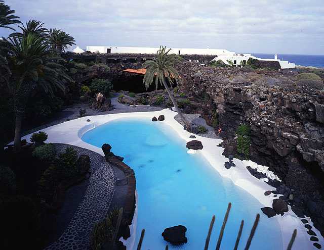 Piscina immersa in un paesaggio naturale