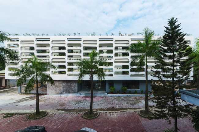 Bâtiment gouvernemental avec un système sur pilotis