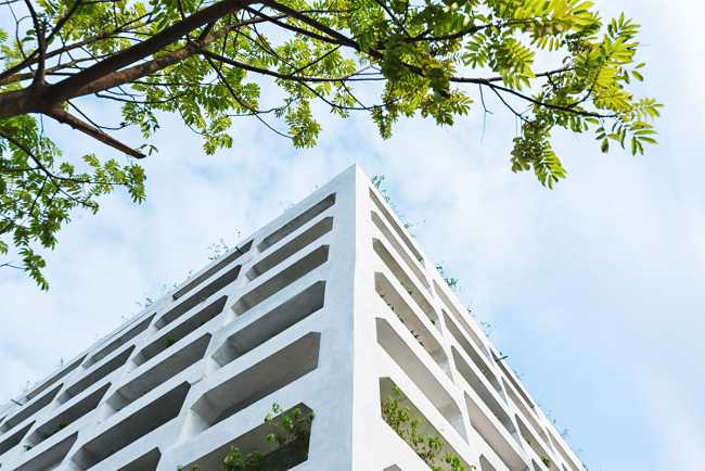 Bâtiment gouvernemental avec système sur pilotis