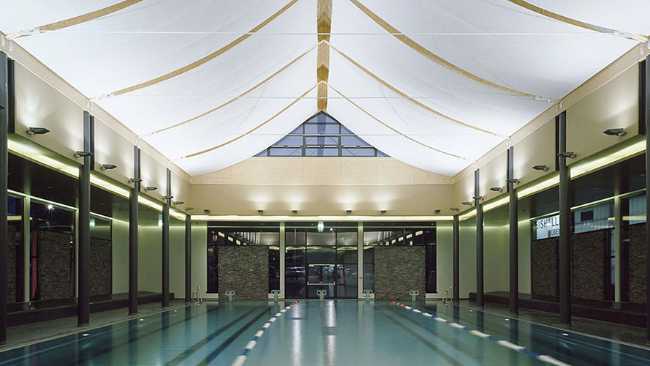 Grandi vetrate e richiami orientali nella piscina