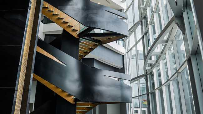 trasparenza e oro per una scala