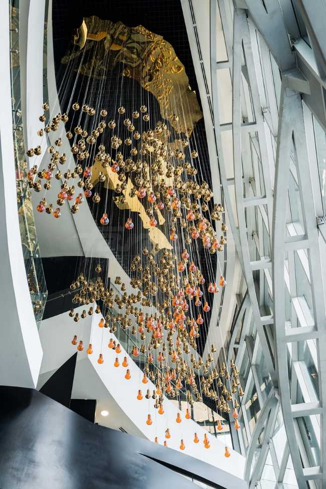 scenografia per una scala dorata