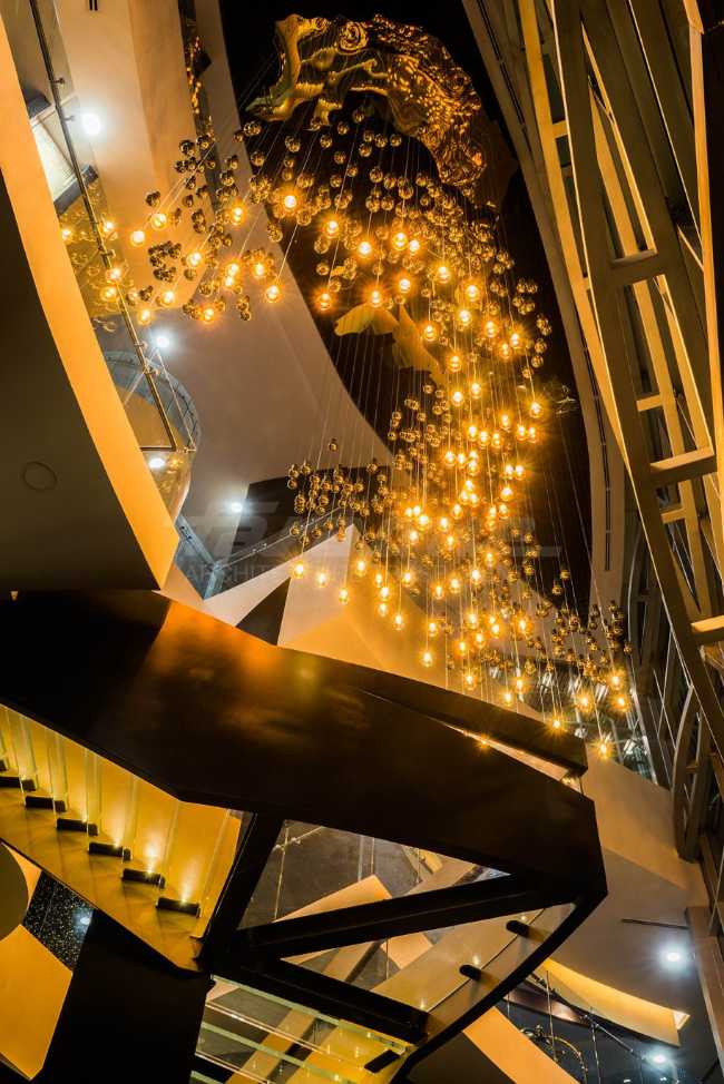 oro e vetro per la scala di un hotel