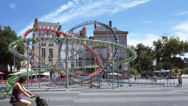 sedie colorate installazione temporanea scultura