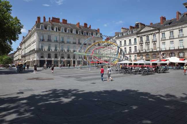 sedie colorate installazione temporanea scultura
