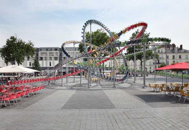 sedie colorate installazione temporanea scultura