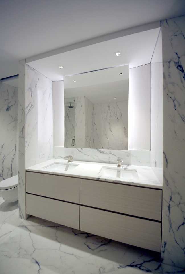 bagno rivestimento marmo mobile legno chiaro