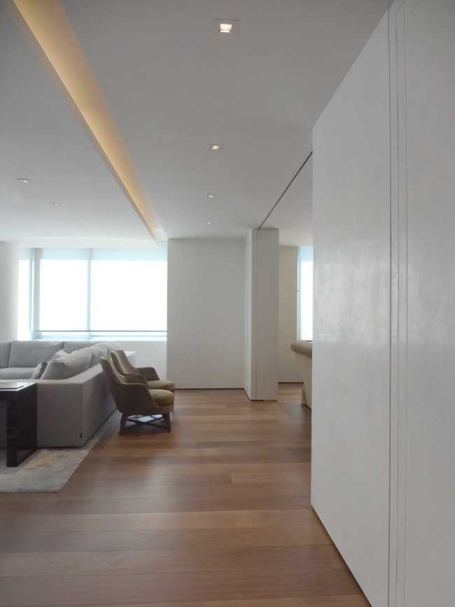 sala pavimento in legno mobile e pareti bianchi