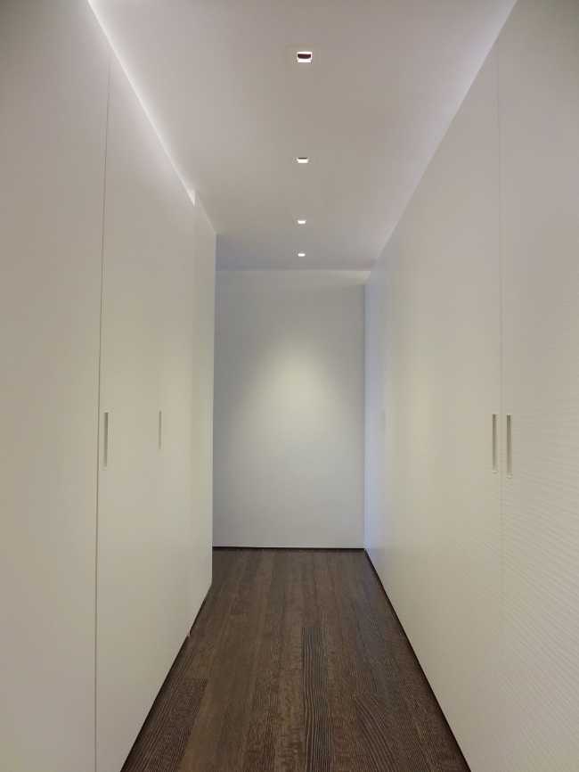 corridoio pavimento legno ante armadi bianco tutta altezza