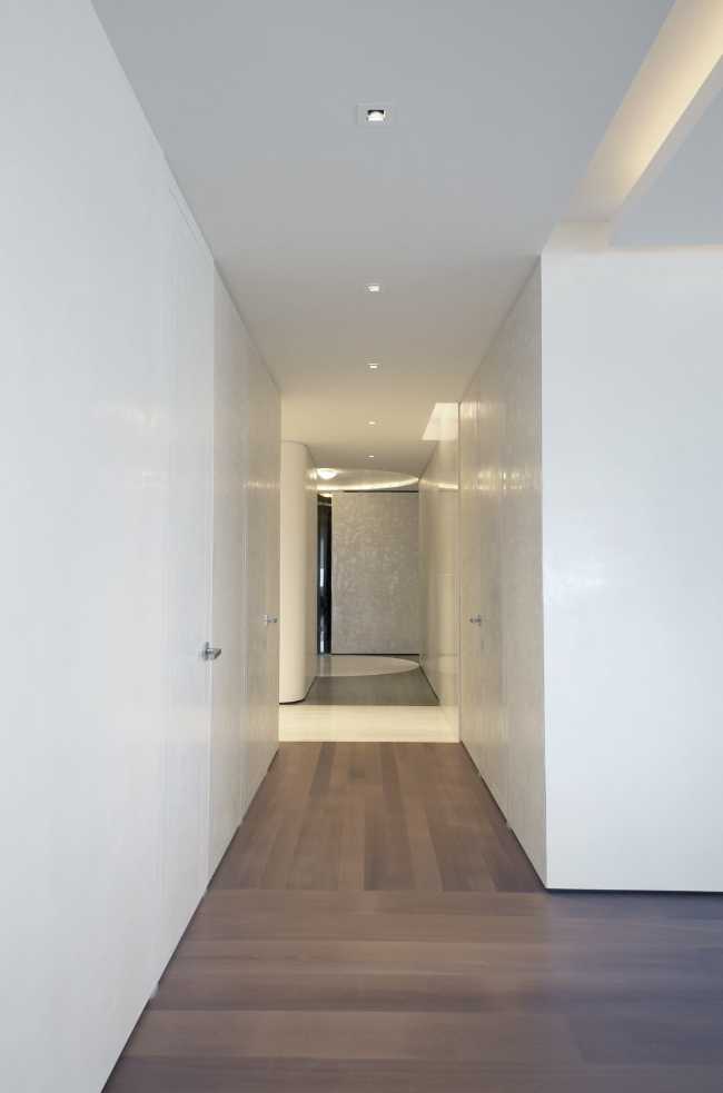 corridoio pavimento legno ante armadi bianco tutta altezza