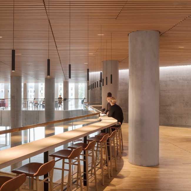 doppio volume pavimento e soffitto legno