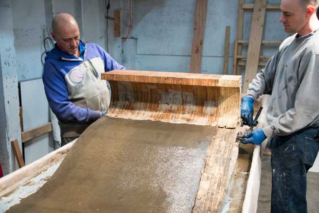 tavolo cemento momento della produzione