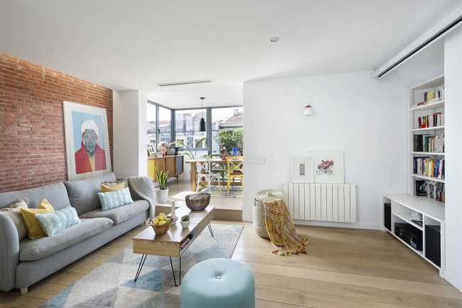 pavimento legno parete mattoni salotto minimalista