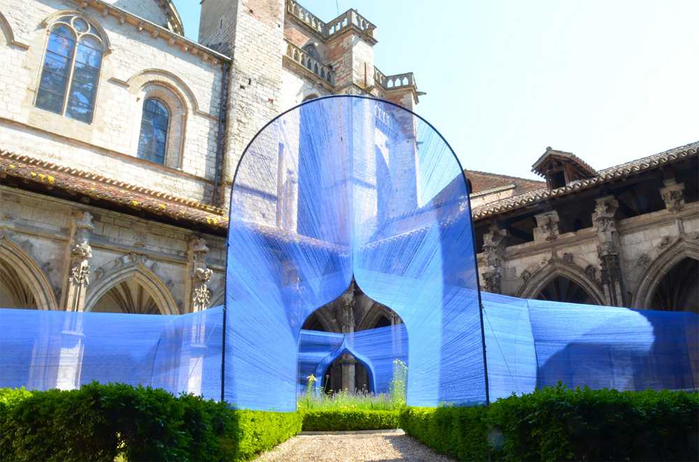 installation textile de jardin de cloître