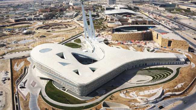 universidad qatar formas fluidas minimalistas cubren