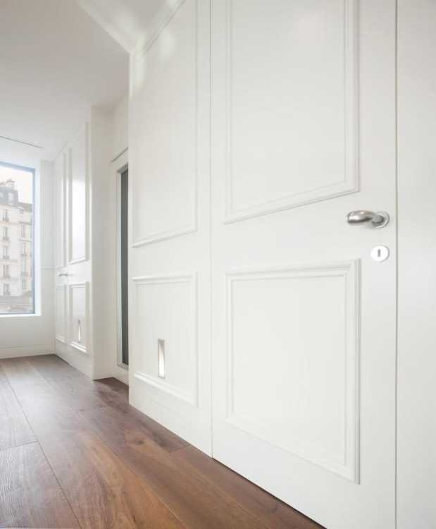 Porta dalle linee eleganti e formali