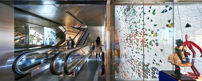 negozio centro commerciale colore strutture metalliche sospese