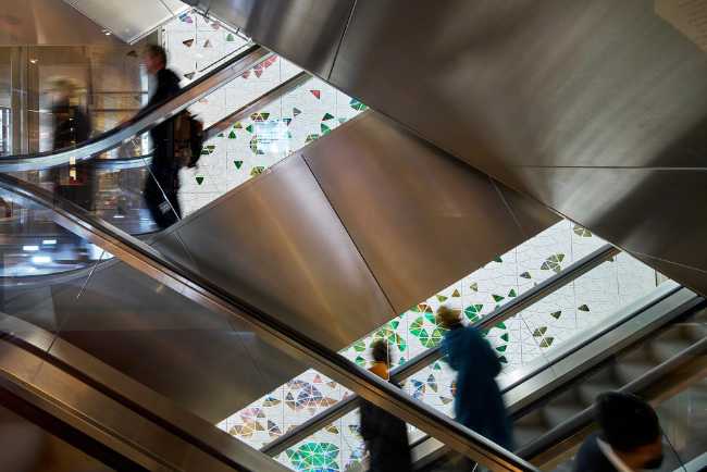 negozio centro commerciale colore strutture metalliche sospese scale mobili