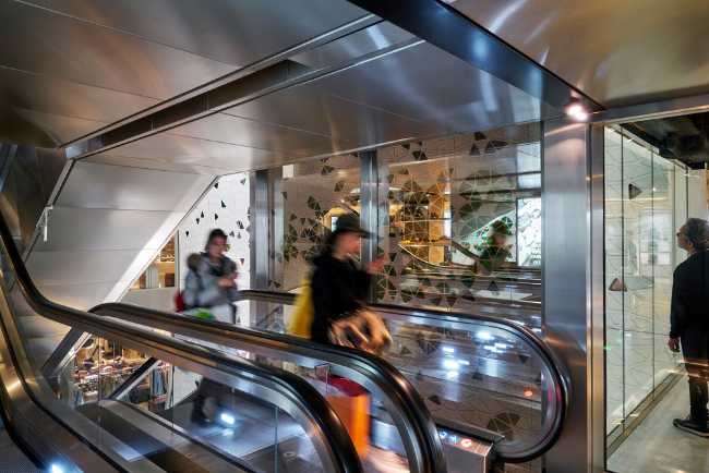 negozio centro commerciale colore strutture metalliche sospese scale mobili