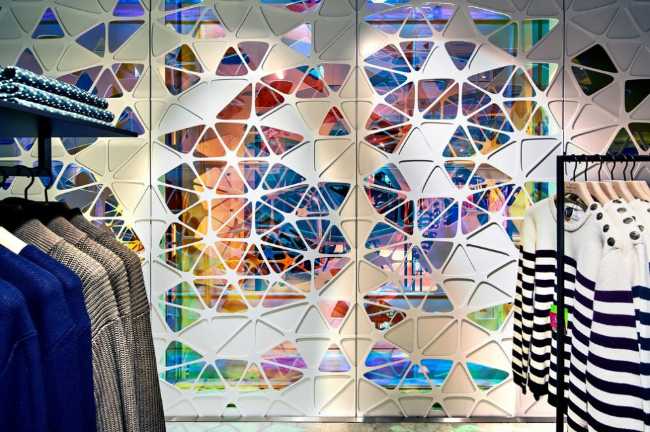 negozio centro commerciale colore strutture metalliche sospese