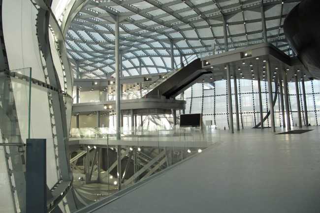 struttura curvilinea dalla trama in acciaio