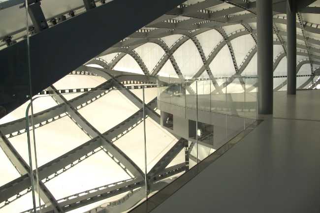 auditorium in vetro e acciaio