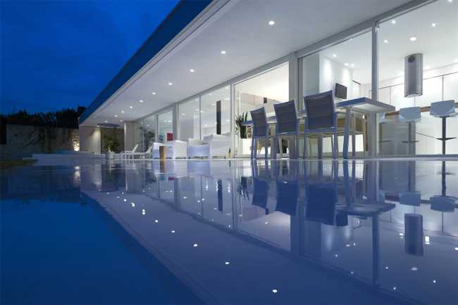 villa piscina vetrata