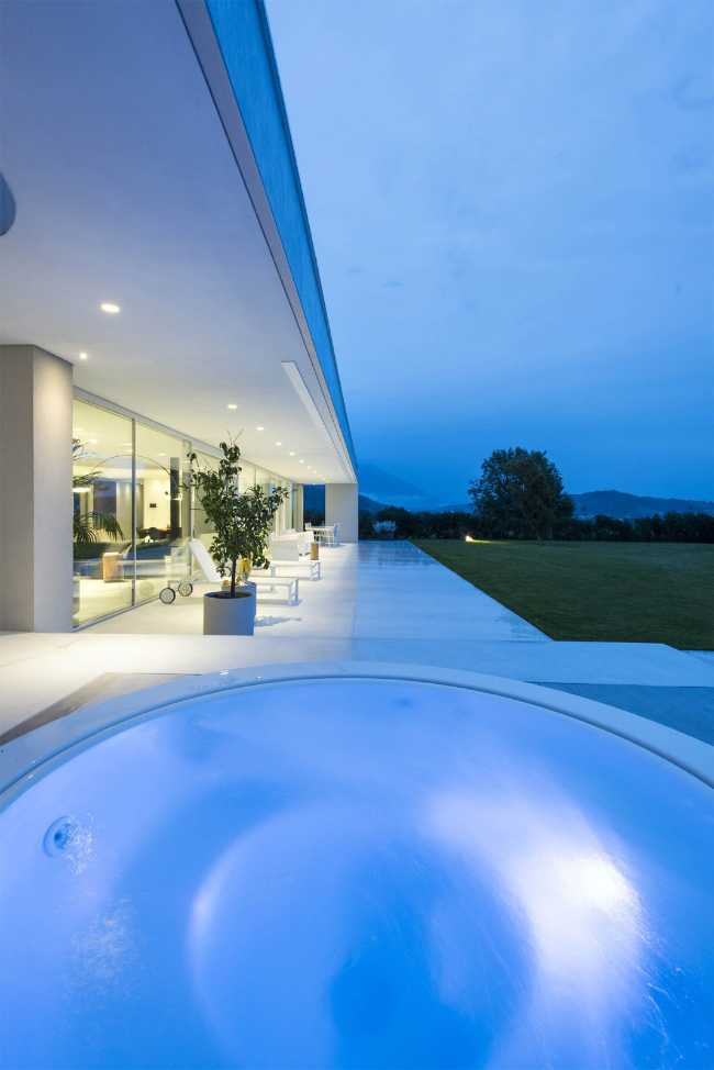 villa piscina vetrata