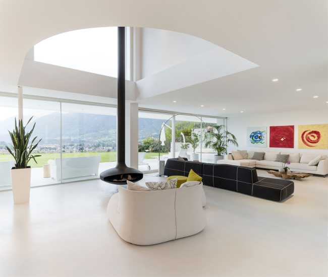 villa bianco caminetto centrale design doppio volume