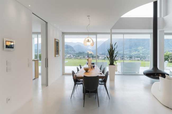 villa piscina sala da pranzo vetrata bianco