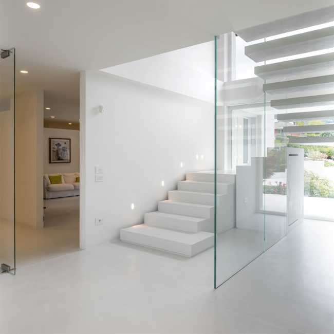 villa bianco scala parapetto vetro