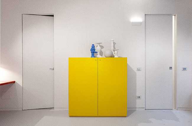 Mobili dai colori forti in un ambiente neutro