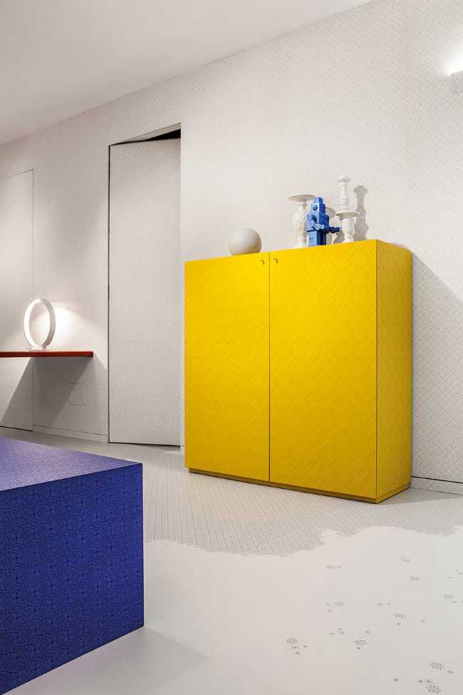 Forme geometriche riprodotte su pareti e pavimenti