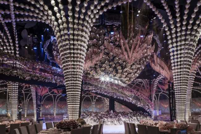 evento de boda configuración de columnas escenografía