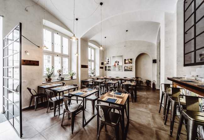 interni bianchi e sedute metalliche