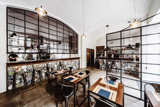 divisori e sedute metallici