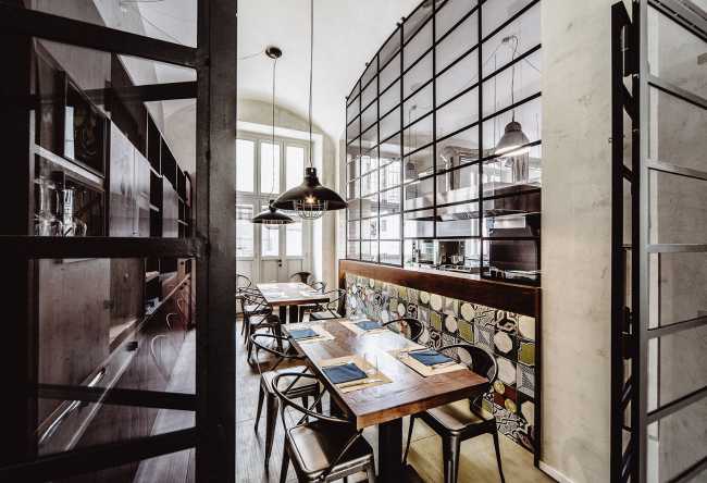 finiture metalliche e tavoli in legno